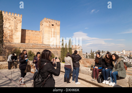 Besucher am Fotografieren an der Alcazaba, Teil der Alhambra-Palast, Granada, Andalusien Spanien Europa Stockfoto