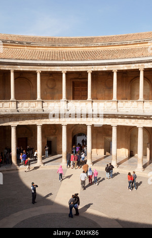 Besucher, die das Innere des Palacio de Carlos V (Palast von Charles V), Alhambra-Palast, Granada, Andalusien, Spanien Stockfoto