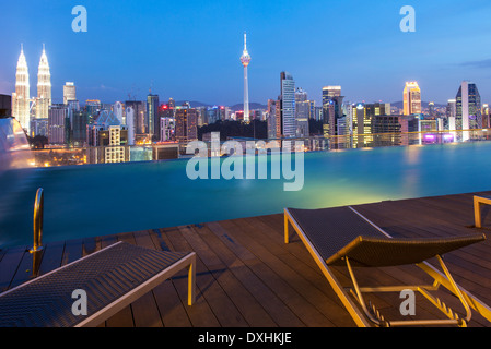 Kuala Lumpur Skyline von ein auf dem Dach-Swimmingpool, Malaysia Stockfoto