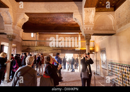 Touristen, die die Fotos von der aufwendigen Stuckarbeiten, das Innere der Nasridenpaläste, Palast von Alhambra, Granada Spanien Europa Stockfoto