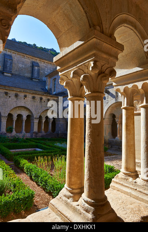 Spalten in den Kreuzgängen der 12. Jahrhundert Romanesque Zisterzienser Abtei von Notre Dame von Senanque (1148). Provence Stockfoto