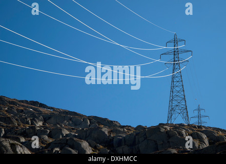 Elektrische Hochspannungsleitung in den Schweizer Alpen vor dem Grimselsee Vorratsbehälter, Verdammung und Utilites. Stockfoto