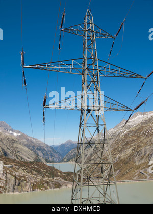 Elektrische Hochspannungsleitung in den Schweizer Alpen vor dem Grimselsee Vorratsbehälter, Verdammung und Utilites. Stockfoto