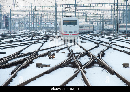 Einem deutschen ICE nähert sich Zürich Hauptbahnhof. Stockfoto