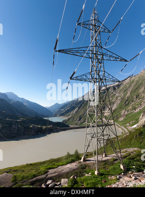 Elektrische Hochspannungsleitung in den Schweizer Alpen vor dem Grimselsee Vorratsbehälter, Verdammung und Utilites. Stockfoto