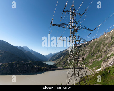 Elektrische Hochspannungsleitung in den Schweizer Alpen vor dem Grimselsee Vorratsbehälter, Verdammung und Utilites. Stockfoto