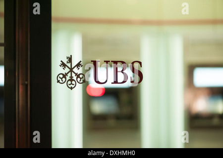 Logo der UBS, größte Bank der Schweiz auf die Glastür ein Cashpoint UBS an der Bahnhofstrasse in Zürich, in der Nacht. Stockfoto