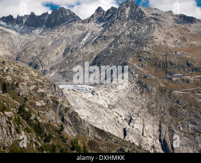 Der Rhonegletscher am Furkapass Mountain Pass in den Schweizer Alpen im September 2011. Auf der rechten Seite sichtbar ist das Wahrzeichen Hotel Belvedere. Stockfoto
