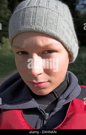 Modell veröffentlicht Young Boy mit grauen wollig Mütze Hut und Segelbekleidung mit Tarierung Jacke, UK Stockfoto