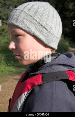 Modell veröffentlicht Young Boy mit grauen wollig Mütze Hut und Segelbekleidung mit Tarierung Jacke, UK Stockfoto