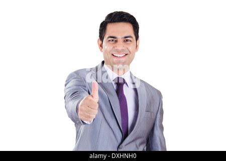 1 indischer Geschäftsmann stehen und zeigt Daumen Stockfoto