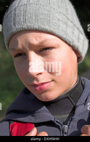 Modell veröffentlicht Young Boy mit grauen wollig Mütze Hut und Segelbekleidung mit Tarierung Jacke, UK Stockfoto