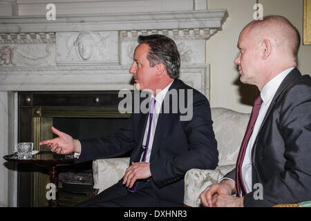 London, UK. 26. März 2014. Britische Prime Mister David Cameron (2. von rechts) und Außenminister William Hague (rechts) in der Downing Street. Bildnachweis: Guy Corbishley/Alamy Live-Nachrichten Stockfoto