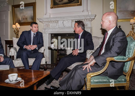 London, UK. 26. März 2014. Führer der ukrainische demokratische Allianz für Reformpartei (UDAR) Witali Klitschko (links) trifft sich mit britischen Prime Mister David Cameron (2. von rechts) und Außenminister William Hague (rechts) in der Downing Street. Bildnachweis: Guy Corbishley/Alamy Live-Nachrichten Stockfoto