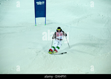 Freestyle-Skifahrer Giacomo Matiz (ITA) im Wettbewerb mit Herren Buckelpiste bei den Olympischen Winterspiele Sotschi 2014 Stockfoto
