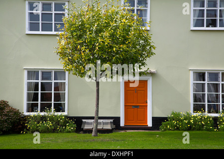 Haus auf dem Dorfplatz mit Baum draußen, Walberswick, Suffolk, England, Stockfoto