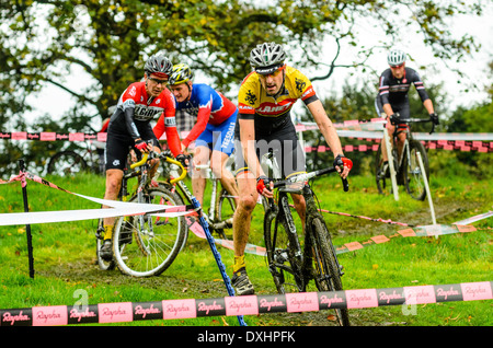 Konkurrenten im Rapha Super Cross Querfeldein-Rennen in Broughton Hall in der Nähe von Skipton North Yorkshire England Stockfoto