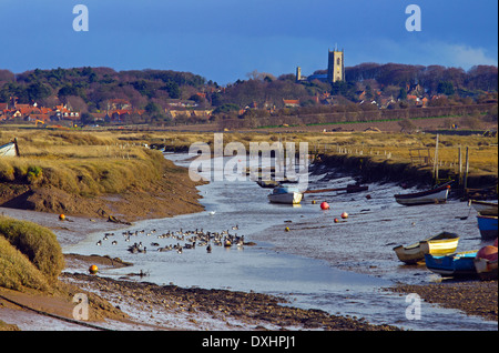 Morston Kai und Blakeney Dorf und Kirche im Hintergrund North Norfolk Stockfoto