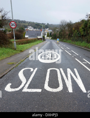 30 km/h Höchstgeschwindigkeit Zeichen gemalt auf Straße Stockfoto