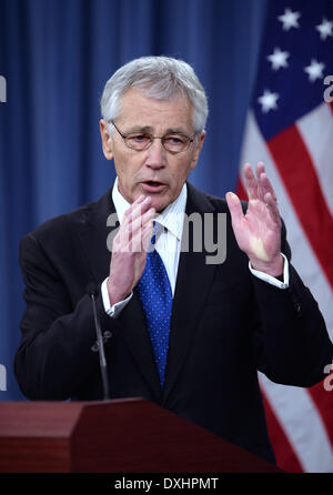 Washington, DC, USA. 26. März 2014. US-Verteidigungsminister Chuck Hagel spricht während einer Pressekonferenz im Pentagon, Washington, DC, USA, 26. März 2014. US-Verteidigungsminister Chuck Hagel und seinem Besuch britischen Amtskollegen Philip Hammond sagte am Mittwoch, können sie nicht ausschließen, alles - einschließlich Terrorismus--noch darüber, mit der fehlenden Malaysian Airlines Jetliner was. Bildnachweis: Yin Bogu/Xinhua/Alamy Live-Nachrichten Stockfoto