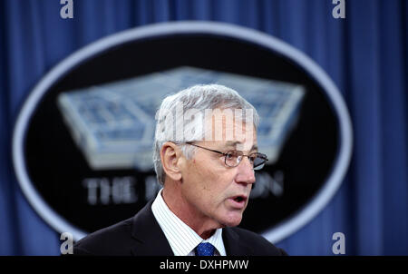 Washington, DC, USA. 26. März 2014. US-Verteidigungsminister Chuck Hagel spricht während einer Pressekonferenz im Pentagon, Washington, DC, USA, 26. März 2014. US-Verteidigungsminister Chuck Hagel und seinem Besuch britischen Amtskollegen Philip Hammond sagte am Mittwoch, können sie nicht ausschließen, alles - einschließlich Terrorismus--noch darüber, mit der fehlenden Malaysian Airlines Jetliner was. Bildnachweis: Yin Bogu/Xinhua/Alamy Live-Nachrichten Stockfoto