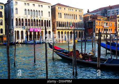 Gondel, vor Anker am Canal Grande in Venedig, Italien Stockfoto