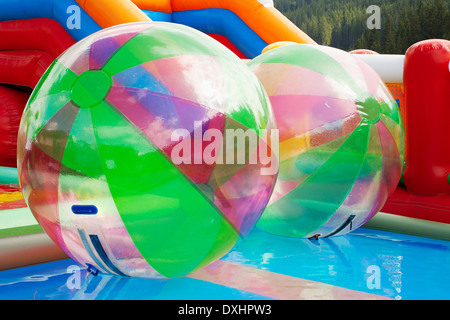 Wasser gehende Kugel, Zorbing im Freibad Stockfoto