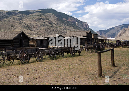 Old Trail Town historische Reihe von Gebäuden, alten hölzernen Waggons vor, 1880 Stockfoto