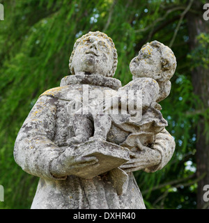 Statuen in der Nähe eine römisch-katholische Kirche der Kreuzerhöhung der Heiligen und St. Joseph. Pidhirzi Schloss, Region Lviv, Ukraine. Stockfoto