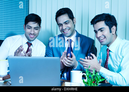 Indischen Geschäftsmann sitzen im Büro und Disscussing Stockfoto