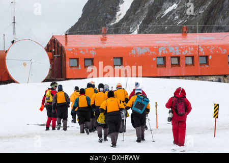 Passagiere von einer Expedition Kreuzfahrt besuchen Base Orcadas ist eine argentinische Forschungsstation in der Antarktis, Stockfoto
