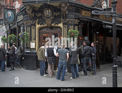 Freitag Abend nach der Arbeit Trinker außerhalb der Salisbury Pub, Strand, London, England Stockfoto