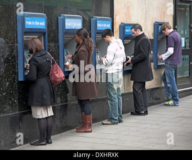 Linie von fünf Personen am Punkt Geldautomaten, London, England Stockfoto