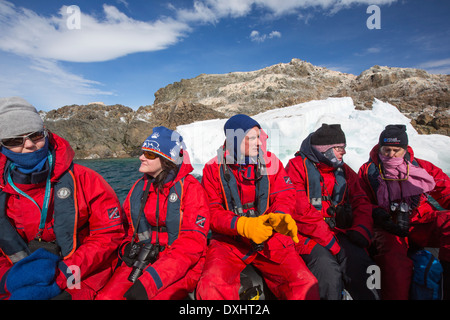 Mitglieder einer Expedition Kreuzfahrt in die Antarktis in einem Zodiak von Krapp Klippen auf der antarktischen Halbinsel. Stockfoto