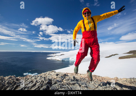 Ein Mann von einer Expedition Kreuzfahrt auf Joinville-Insel vor der antarktischen Halbinsel. Stockfoto