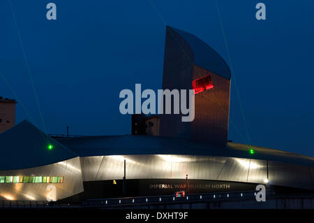 "Vielen Dank", eine temporäre Laser Display von Craig Morrison die strahlte die Worte "Thank You" im Morse-Code zu Ehren von Alan Turing, der Männer und Frauen, die in den beiden Weltkriegen diente.  Die Balken sind aus dem Lowry Centre an der Imperial War Museum North projiziert.  Salford Quays, Manchester, England, UK Stockfoto