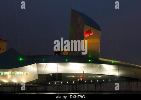 "Vielen Dank", eine temporäre Laser Display von Craig Morrison die strahlte die Worte "Thank You" im Morse-Code zu Ehren von Alan Turing, der Männer und Frauen, die in den beiden Weltkriegen diente.  Die Balken sind aus dem Lowry Centre an der Imperial War Museum North projiziert.  Salford Quays, Manchester, England, UK Stockfoto