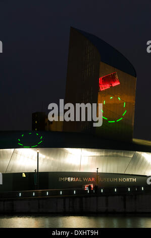 "Vielen Dank", eine temporäre Laser Display von Craig Morrison die strahlte die Worte "Thank You" im Morse-Code zu Ehren von Alan Turing, der Männer und Frauen, die in den beiden Weltkriegen diente.  Die Balken sind aus dem Lowry Centre an der Imperial War Museum North projiziert.  Salford Quays, Manchester, England, UK Stockfoto