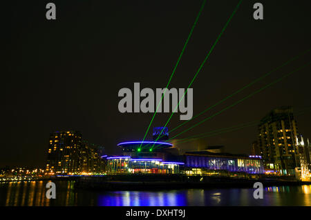 "Vielen Dank", eine temporäre Laser Display von Craig Morrison die strahlte die Worte "Thank You" im Morse-Code zu Ehren von Alan Turing, der Männer und Frauen, die in den beiden Weltkriegen diente.  Die Balken sind aus dem Lowry Centre an der Imperial War Museum North projiziert.  Salford Quays, Manchester, England, UK Stockfoto