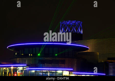 "Vielen Dank", eine temporäre Laser Display von Craig Morrison die strahlte die Worte "Thank You" im Morse-Code zu Ehren von Alan Turing, der Männer und Frauen, die in den beiden Weltkriegen diente.  Die Balken sind aus dem Lowry Centre an der Imperial War Museum North projiziert.  Salford Quays, Manchester, England, UK Stockfoto