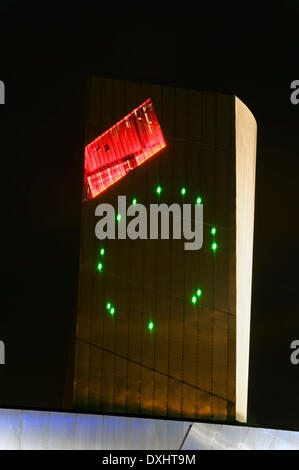 "Vielen Dank", eine temporäre Laser Display von Craig Morrison die strahlte die Worte "Thank You" im Morse-Code zu Ehren von Alan Turing, der Männer und Frauen, die in den beiden Weltkriegen diente.  Die Balken sind aus dem Lowry Centre an der Imperial War Museum North projiziert.  Salford Quays, Manchester, England, UK Stockfoto