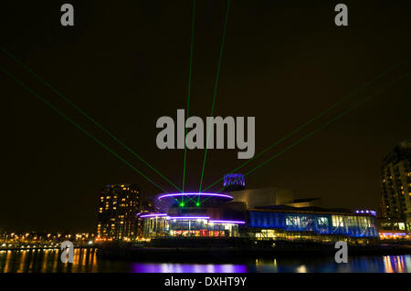 "Vielen Dank", eine temporäre Laser Display von Craig Morrison die strahlte die Worte "Thank You" im Morse-Code zu Ehren von Alan Turing, der Männer und Frauen, die in den beiden Weltkriegen diente.  Die Balken sind aus dem Lowry Centre an der Imperial War Museum North projiziert.  Salford Quays, Manchester, England, UK Stockfoto