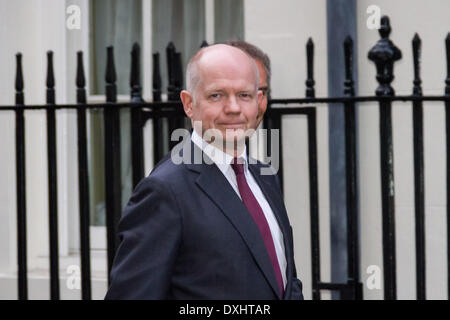 London, UK. 26. März 2014. Außenminister William Hague kommt in der Downing Street in London vor einem Treffen mit ukrainischen UDAR Partei MP Vitali Klitschko. Bildnachweis: Guy Corbishley/Alamy Live-Nachrichten Stockfoto