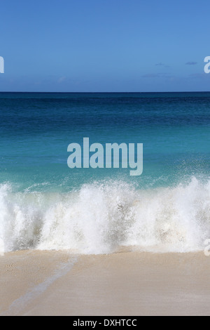 Sandstrand in der Karibik mit Meer, blauer Himmel und Wellen Stockfoto