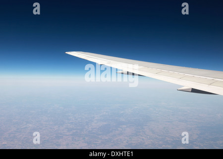 Flugzeugflügel während der Reise während eines Fluges Stockfoto