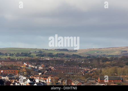 Dächer von Bolton nach Nord Westen vom Victoria Square in Richtung Chorley Old Road, Brownlow Falten und Smithills Moor. Stockfoto