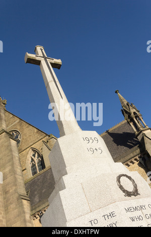 Das Kriegerdenkmal auf dem Felsen in der Innenstadt von Bury, Lancashire. hinter ist die Pfarrkirche St. Maria der Jungfrau. Stockfoto