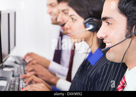 Indian Business Leute arbeiten im Callcenter Stockfoto