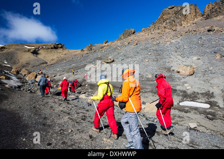 Passagiere auf einer Expedition Kreuzfahrt klettern die Caldera auf Deception Island in den Süd-Shetland-Inseln aus der Antarktis Stockfoto