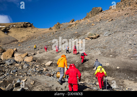 Passagiere auf einer Expedition Kreuzfahrt klettern die Caldera auf Deception Island in den Süd-Shetland-Inseln aus der Antarktis Stockfoto